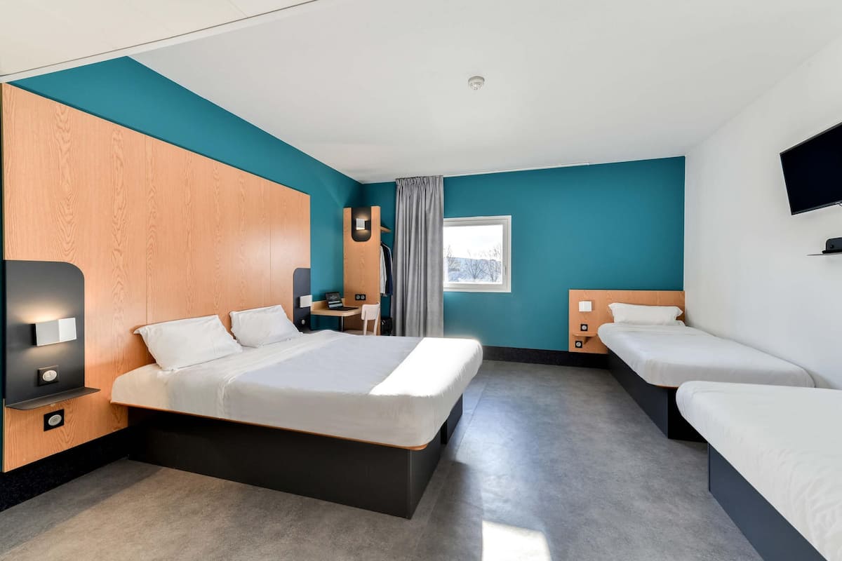 Quadruple Room | In-room safe, desk, soundproofing, iron/ironing board