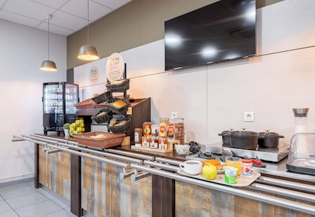 Daily buffet breakfast for a fee. B&B HOTEL Maubeuge Louvroil