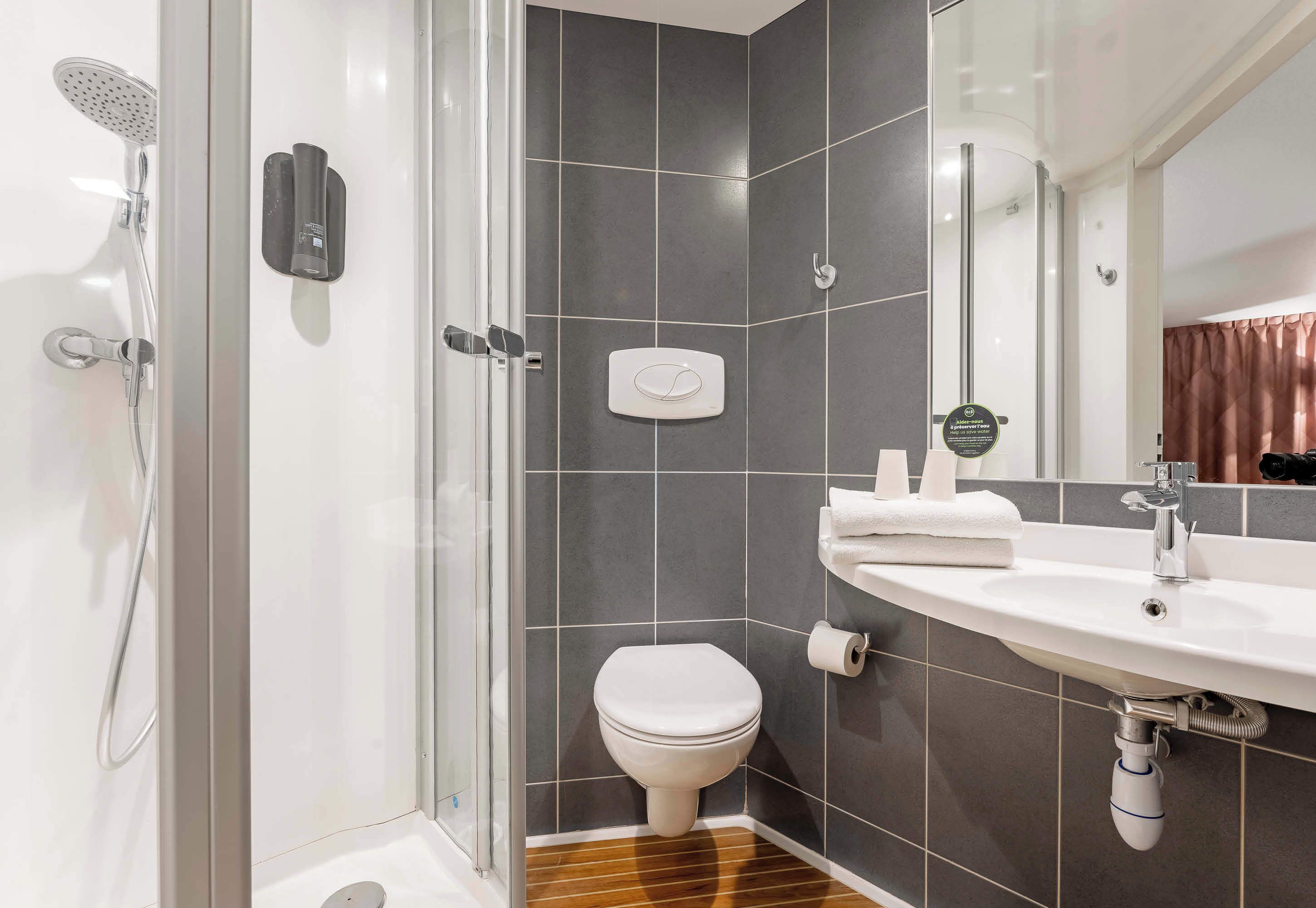 تجهيزات دش، مستلزمات مجانية للعناية الشخصية، مجففا ت شعر، مناشف