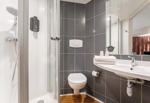 Dusche, kostenlose Toilettenartikel, Haartrockner, HandtĂŒcher