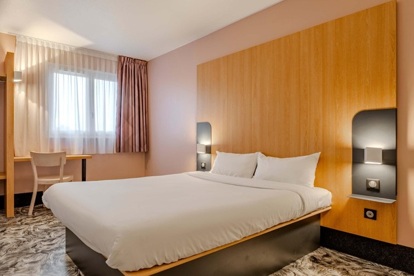 In-room safe, desk, soundproofing, iron/ironing board