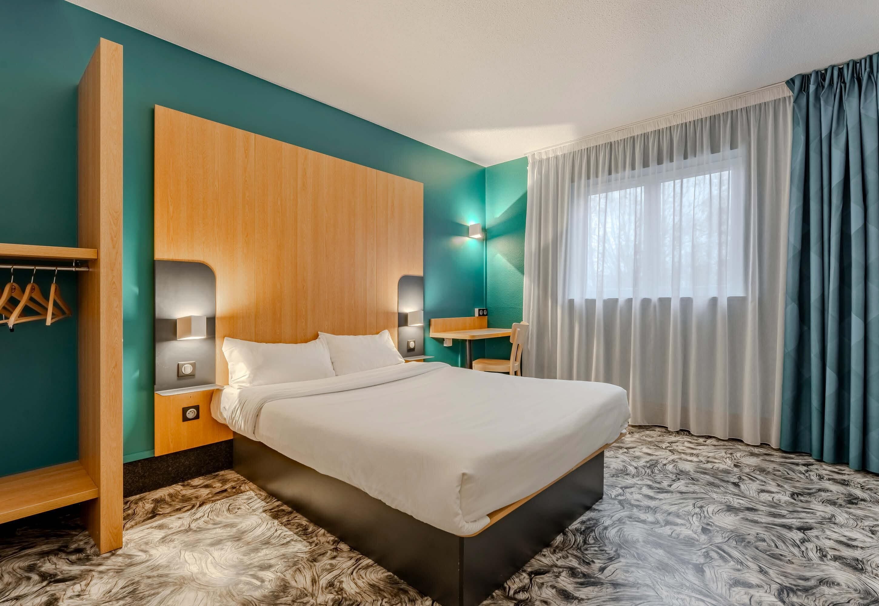 Standard Double Room | In-room safe, desk, soundproofing, iron/ironing board