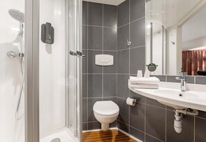 Dusche, kostenlose Toilettenartikel, Haartrockner, Handtücher