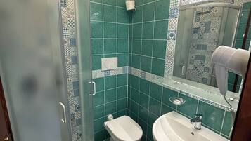 Singola Standard, vista mare | Bagno | Set di cortesia gratuito, asciugacapelli, bidet, asciugamani