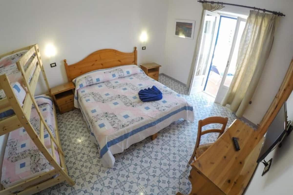 Quarto quádruplo standard | Escrivaninha, berços (sobretaxa), Wi-Fi de cortesia