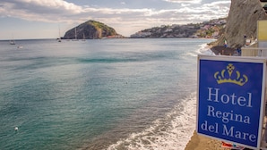 A coastal view with a sign for Hotel Regina del Mare. - Hotel Regina del Mare (Barano d'Ischia)