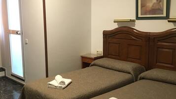 Habitación | Escritorio, cortinas blackout y wifi gratis