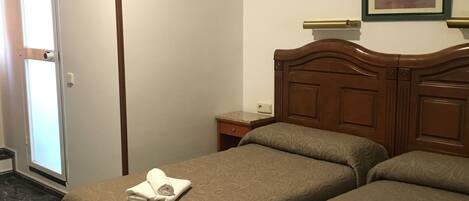 Habitación | Escritorio, cortinas opacas, wifi gratis