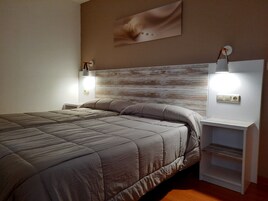 Habitación con 2 camas individuales | Escritorio, cortinas opacas, cunas gratuitas y camas supletorias