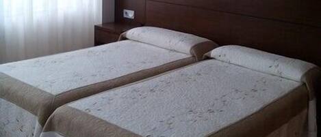 Escritorio, cortinas blackout, cunas gratuitas y camas extra