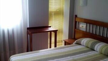 Habitación estándar, 1 cama Queen size | Escritorio, cortinas blackout, cunas gratuitas y camas extra