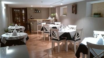 Daily continental breakfast (EUR 3.50 per person)