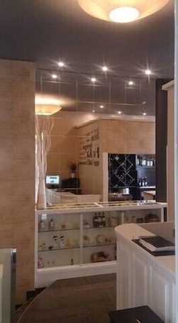 Bar (en la propiedad). Hotel Muradana