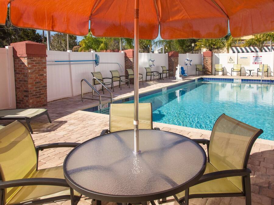 Utendørsbasseng, bassengparasoller og solsenger