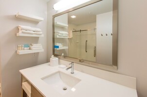 Bañera con ducha, artículos de tocador gratuitos, secador de pelo, batas