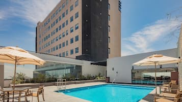 Hồ bơi ngoài trời, ghế dài tắm nắng