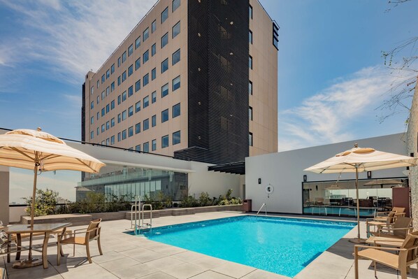 Piscina externa, espreguiçadeiras