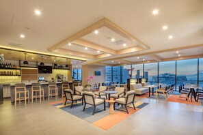 Serve café da manhã, almoço e jantar