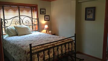 Standard Room, 1 Queen Bed | Iron/ironing board, rollaway beds, free WiFi, bed sheets