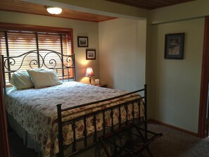 Chambre Standard, 1 grand lit | Fer et planche à repasser, lits pliants/supplémentaires, Wi-Fi gratuit