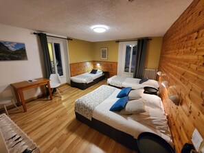 In-room safe, individually decorated, desk, soundproofing - Grand Hôtel (Barcelonnette)