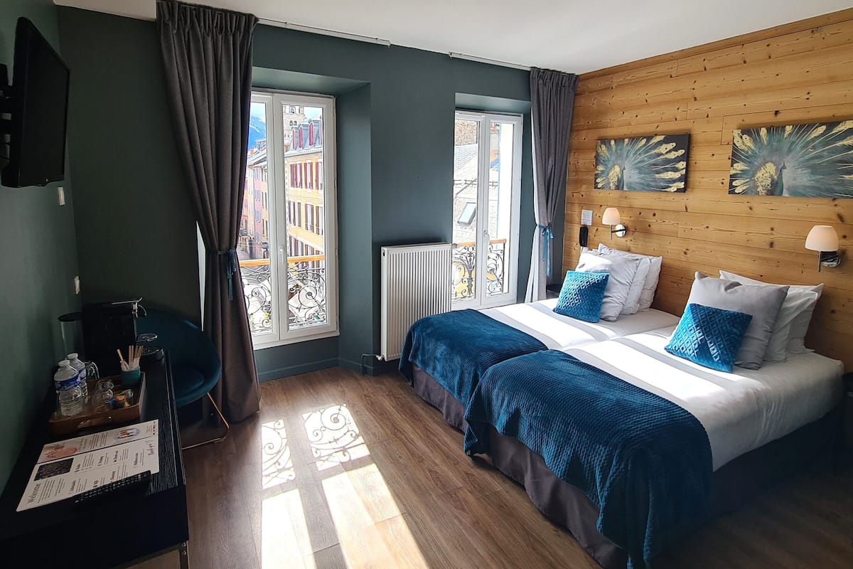 Deluxe Twin Room | In-room safe, individually decorated, desk, soundproofing