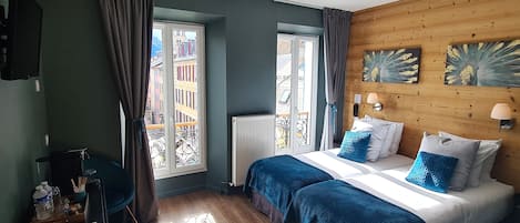 Deluxe Twin Room | In-room safe, individually decorated, desk, soundproofing