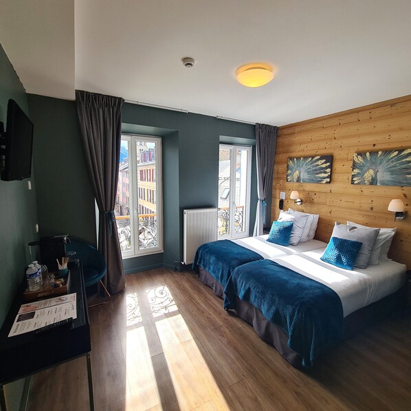 Deluxe Twin Room | In-room safe, individually decorated, desk, soundproofing