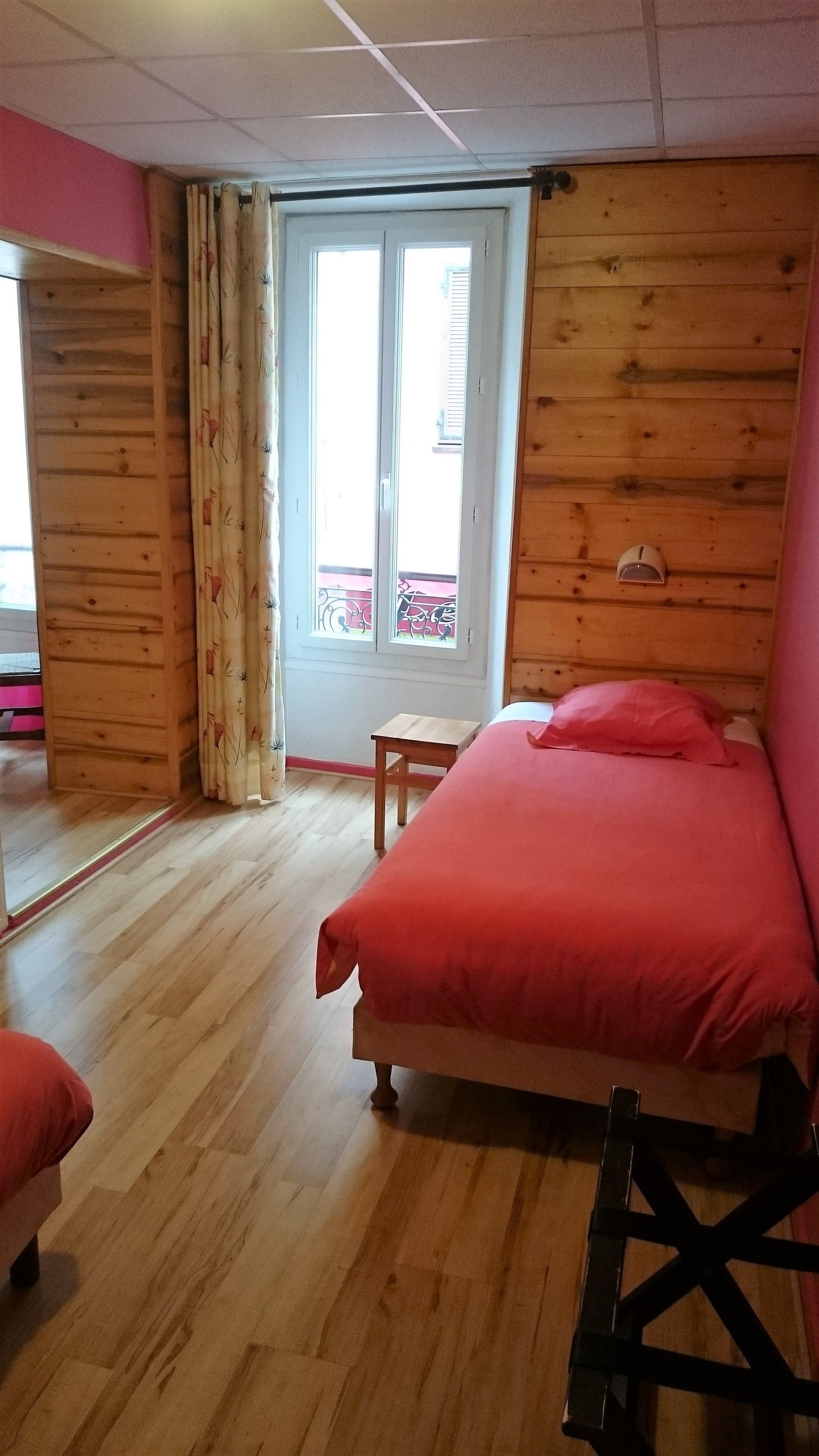 standard twin room | in-room safe, individually decorated, desk, soundproofing