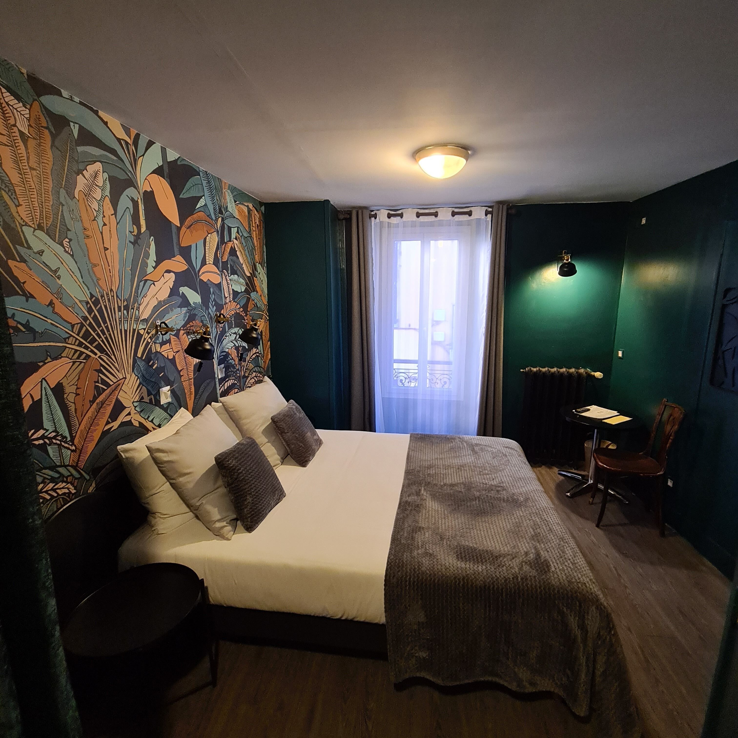 标准双人房 | 客房内保险箱、特色装修、办公桌、隔音