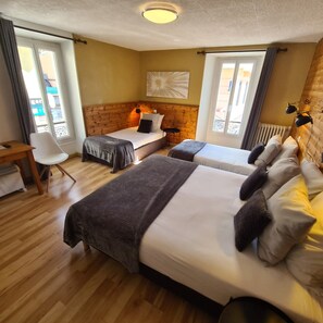 Standard-Vierbettzimmer | Zimmersafe, individuell dekoriert, Schreibtisch, schallisolierte Zimmer