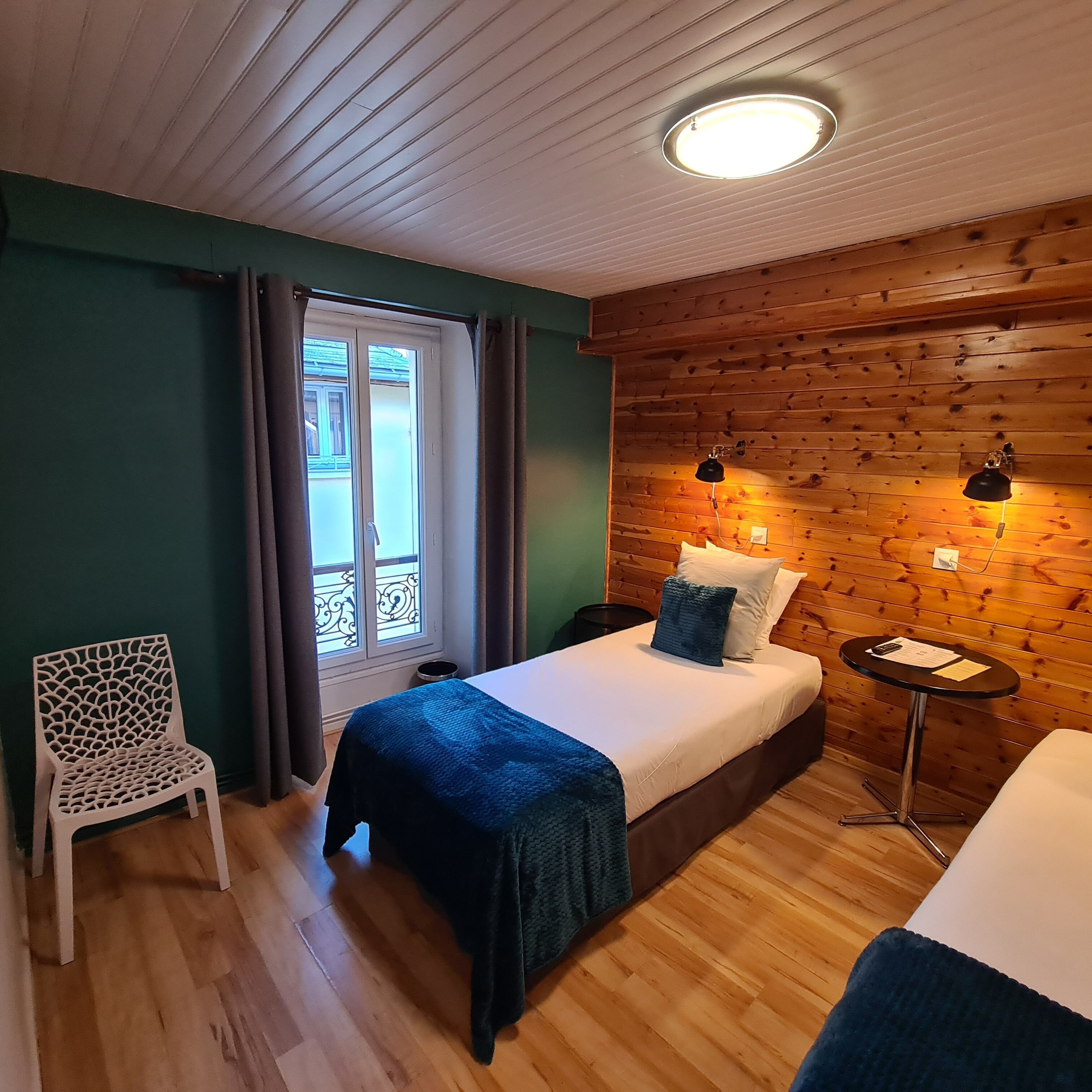 标准双床房 | 客房内保险箱、特色装修、办公桌、隔音