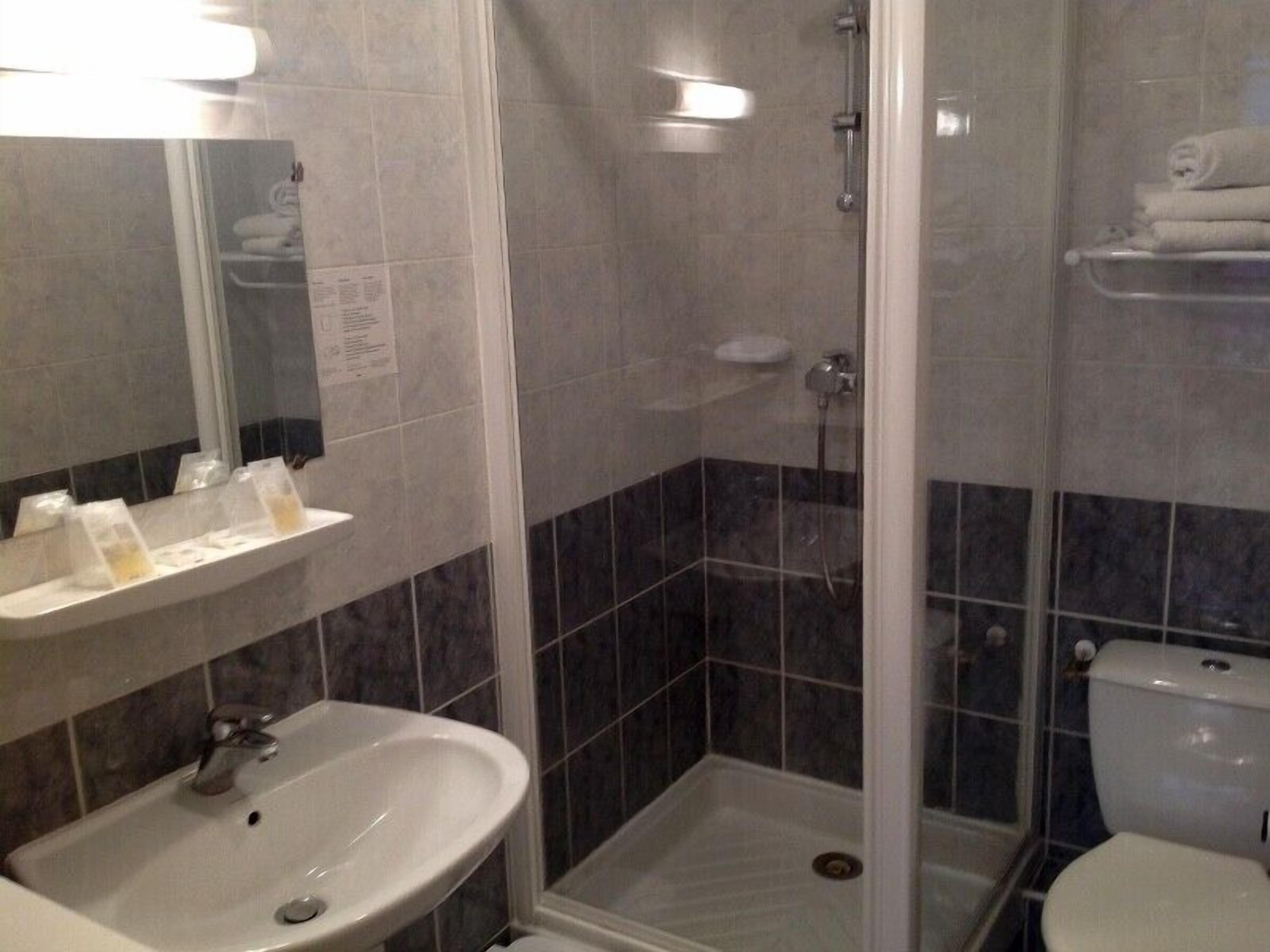 standard twin room | bathroom | shower, free toiletries, hair dryer, towels
