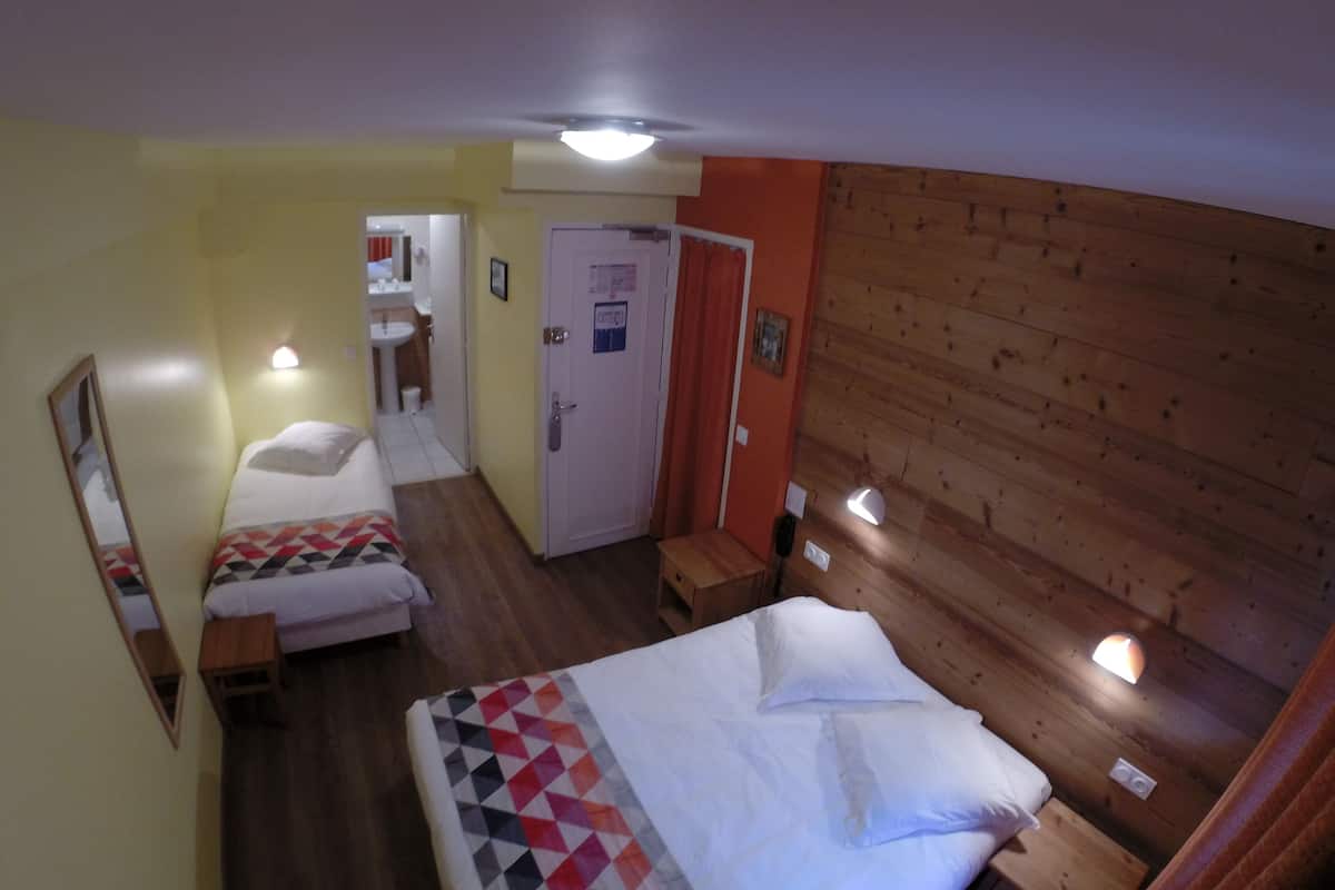 Comfort Triple Room | In-room safe, individually decorated, desk, soundproofing