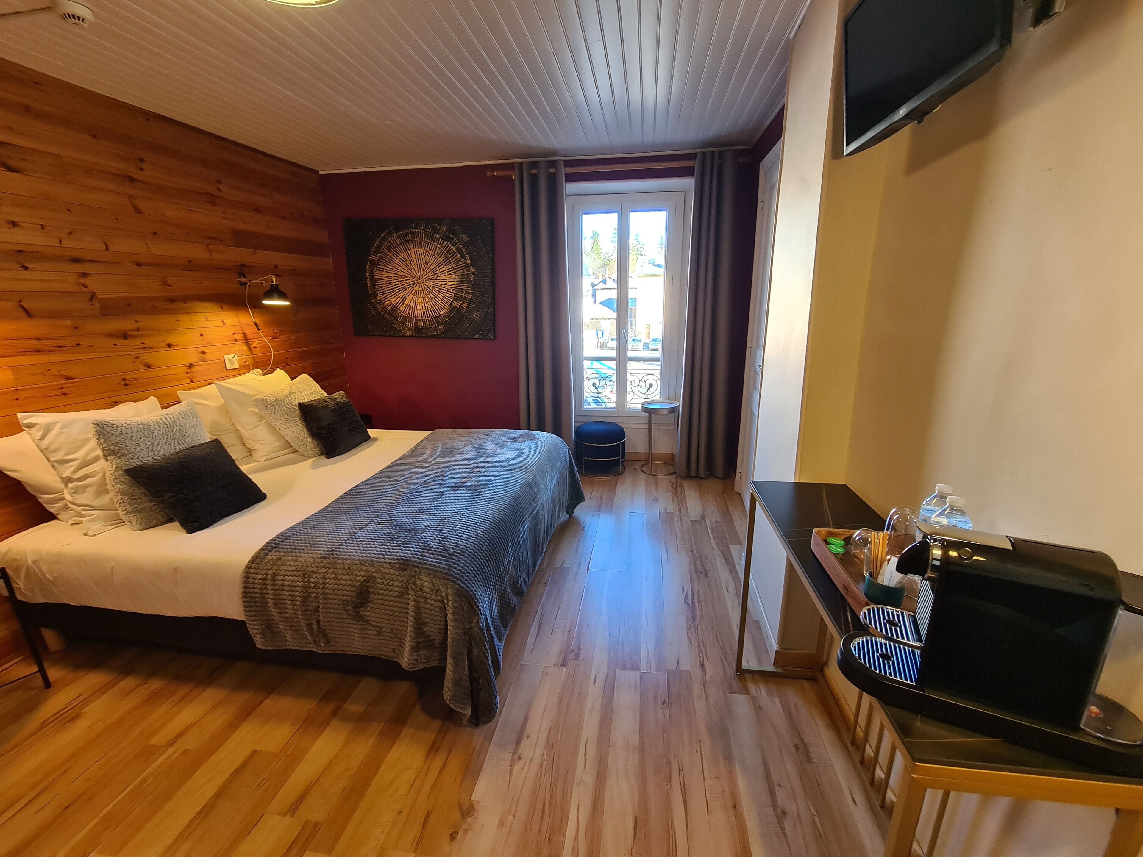 deluxe room | in-room safe, individually decorated, desk, soundproofing