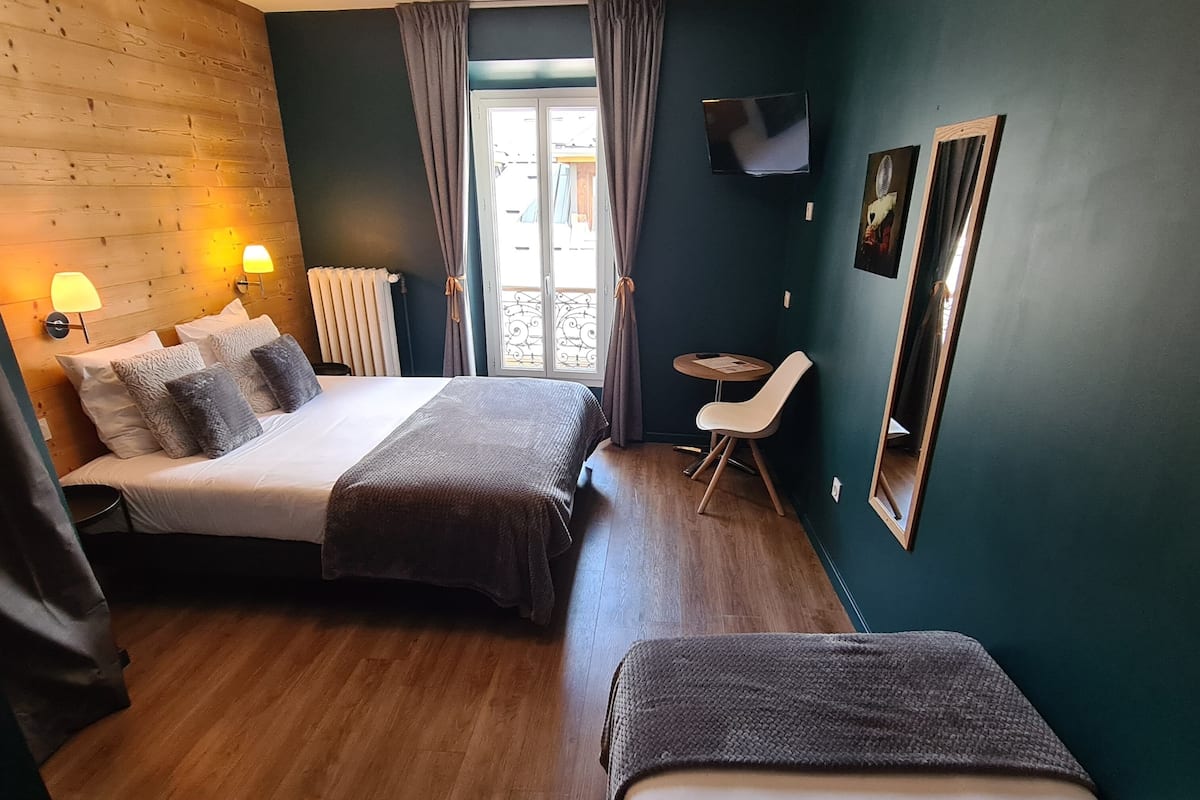 Classic Triple Room | In-room safe, individually decorated, desk, soundproofing