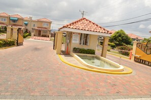 Property entrance - Country Club Mangowalk Townhouse (Montego Bay)