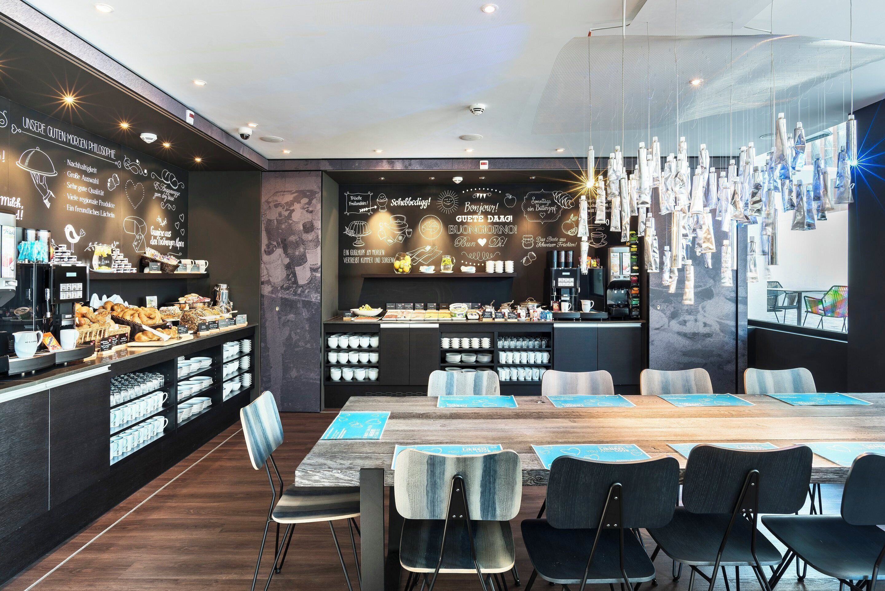 每日供應自助早餐 (費用另計)