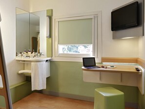 Premium bedding, desk, free WiFi