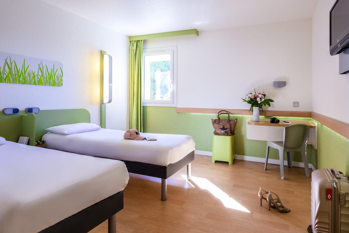 Habitación estándar, 2 camas individuales | Escritorio, insonorización, wifi gratis y ropa de cama