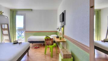 Chambre Standard (one double bed and one single bed) | Bureau, chambres insonorisées, Wi-Fi gratuit, draps fournis
