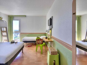 Standaard kamer (one double bed and one single bed) | Een bureau, geluiddichte muren, gratis wifi, beddengoed
