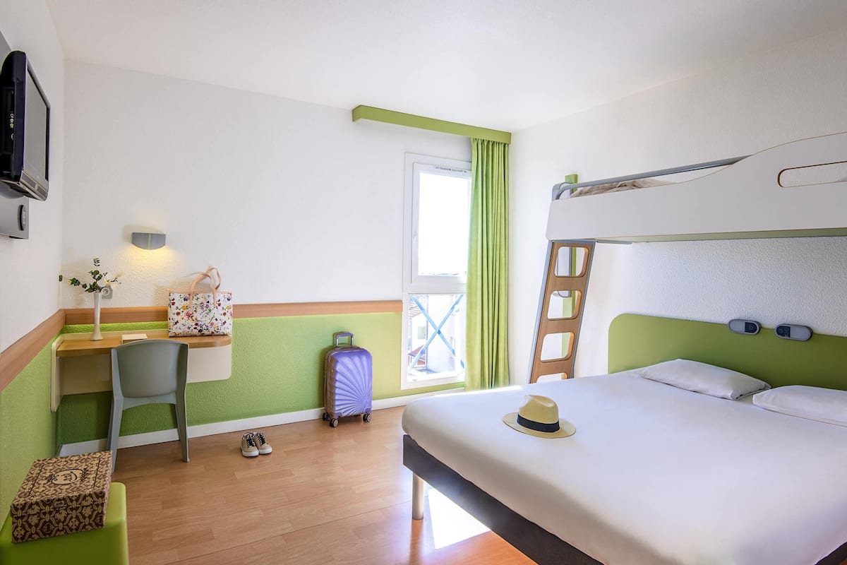 Standard Room (one double bed and one single bed) | 1 bedroom, desk, soundproofing, free WiFi