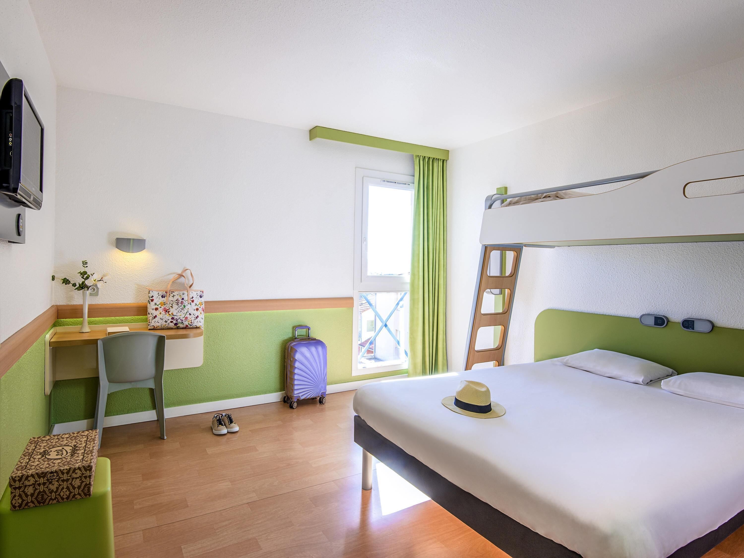 Habitación estándar (one double bed and one single bed) | Escritorio, insonorización, wifi gratis y ropa de cama 