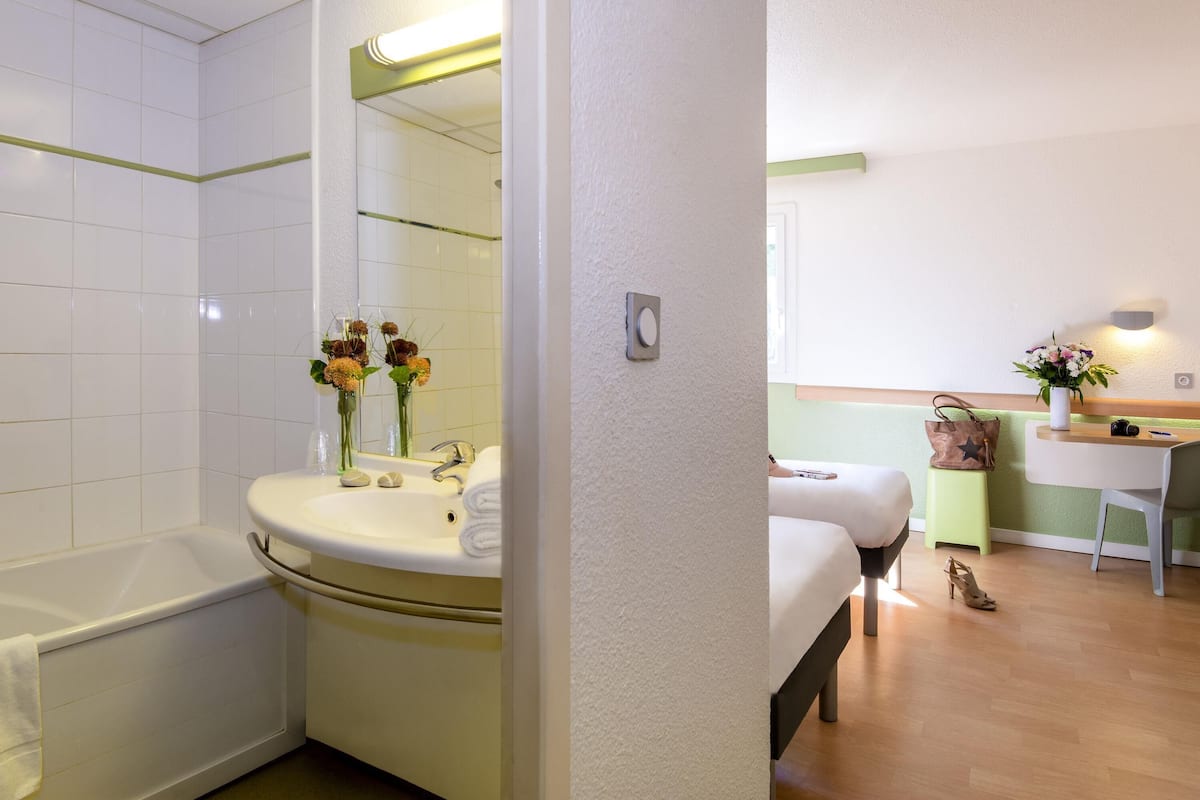Habitación estándar, 2 camas individuales | Escritorio, sistema de insonorización, wifi gratis y ropa de cama