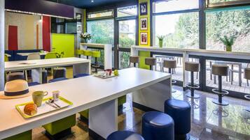 Petit déjeuner buffet servi tous les jours en supplément