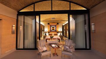 Työpöytä, äänieristys, ilmaiset vauvansängyt, ilmainen Wi-Fi