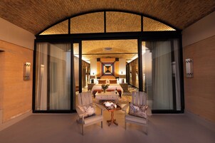 Escritorio, sistema de insonorización, cunas gratuitas y wifi gratis 