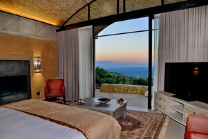 Deluxe Room | Desk, soundproofing, free cribs/infant beds, free WiFi