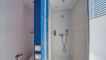 Shower, eco-friendly toiletries, towels